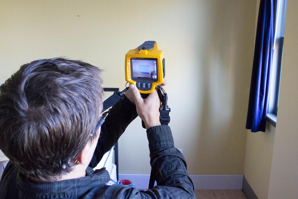 Thermal map reading window in room